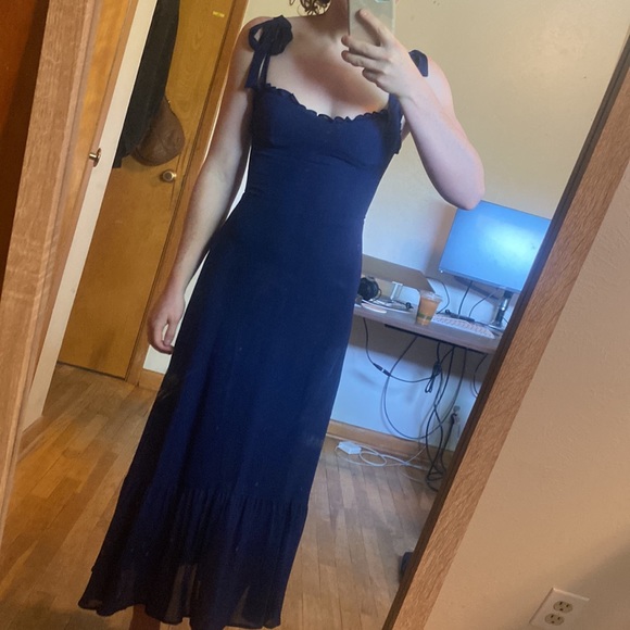 Gorgeous Sold Out Reformation Nikita Dress in Navy - Picture 4 of 4